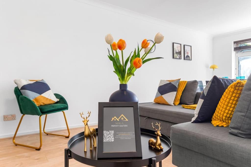 Tranquil Escape In Hertfordshire, Free Parking, 2 Bed, 2 Bath, Sleeps 6 Bushey Exterior photo