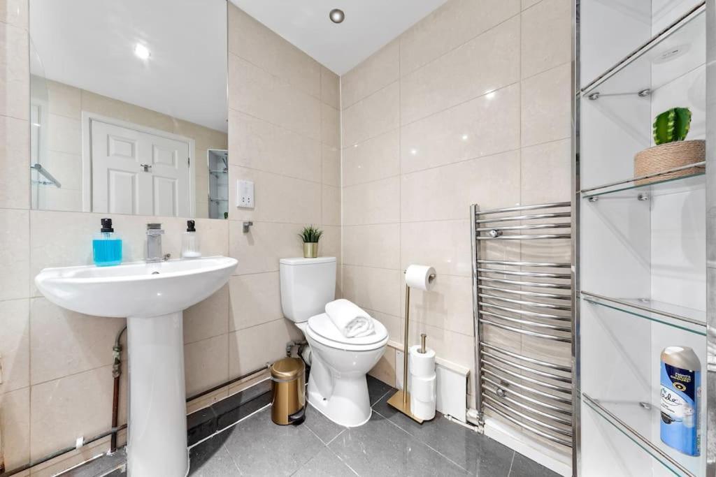 Tranquil Escape In Hertfordshire, Free Parking, 2 Bed, 2 Bath, Sleeps 6 Bushey Exterior photo