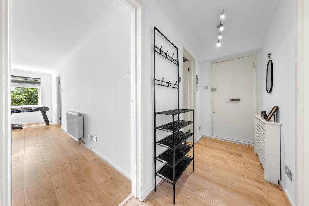 Tranquil Escape In Hertfordshire, Free Parking, 2 Bed, 2 Bath, Sleeps 6 Bushey Exterior photo