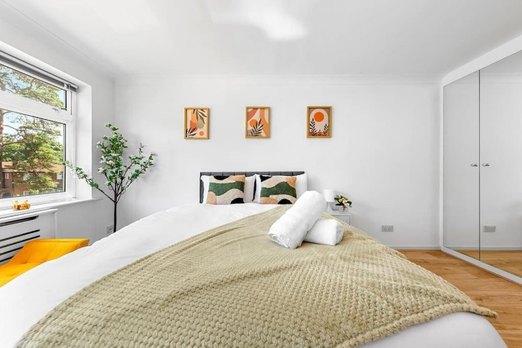 Tranquil Escape In Hertfordshire, Free Parking, 2 Bed, 2 Bath, Sleeps 6 Bushey Exterior photo