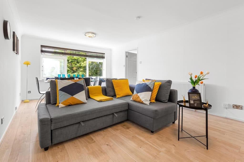 Tranquil Escape In Hertfordshire, Free Parking, 2 Bed, 2 Bath, Sleeps 6 Bushey Exterior photo