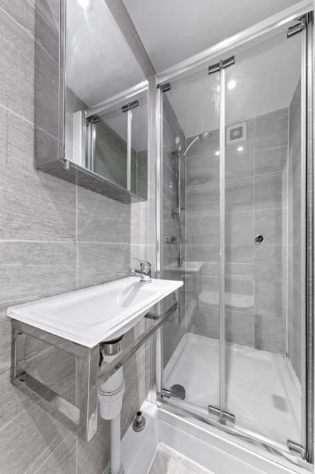 Tranquil Escape In Hertfordshire, Free Parking, 2 Bed, 2 Bath, Sleeps 6 Bushey Exterior photo