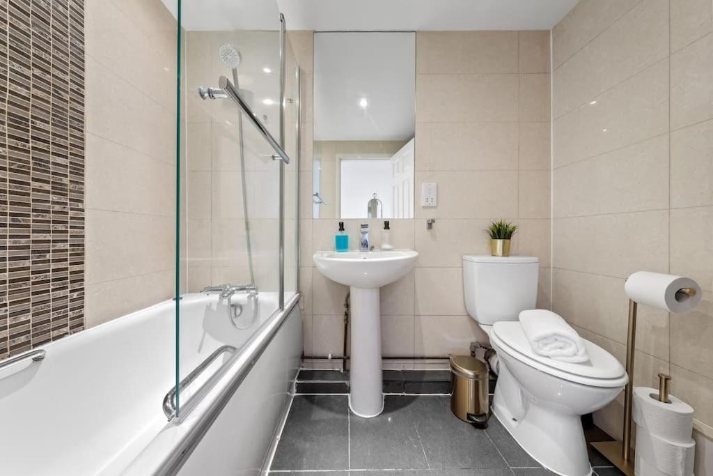 Tranquil Escape In Hertfordshire, Free Parking, 2 Bed, 2 Bath, Sleeps 6 Bushey Exterior photo
