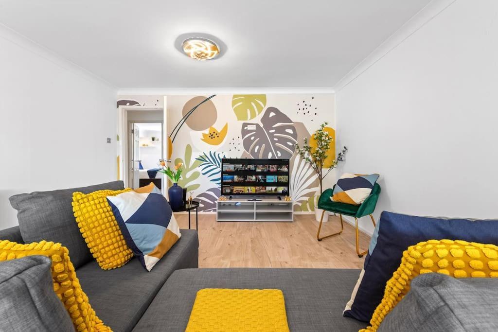 Tranquil Escape In Hertfordshire, Free Parking, 2 Bed, 2 Bath, Sleeps 6 Bushey Exterior photo